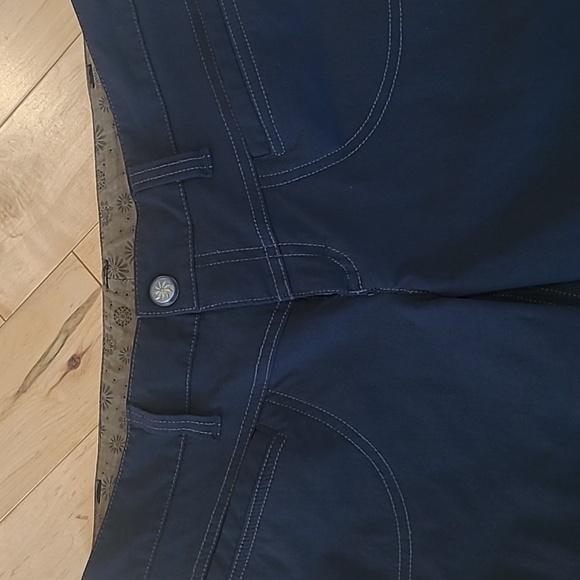 Athleta Dipper Shorts 9" Inseam - Picture 2 of 11